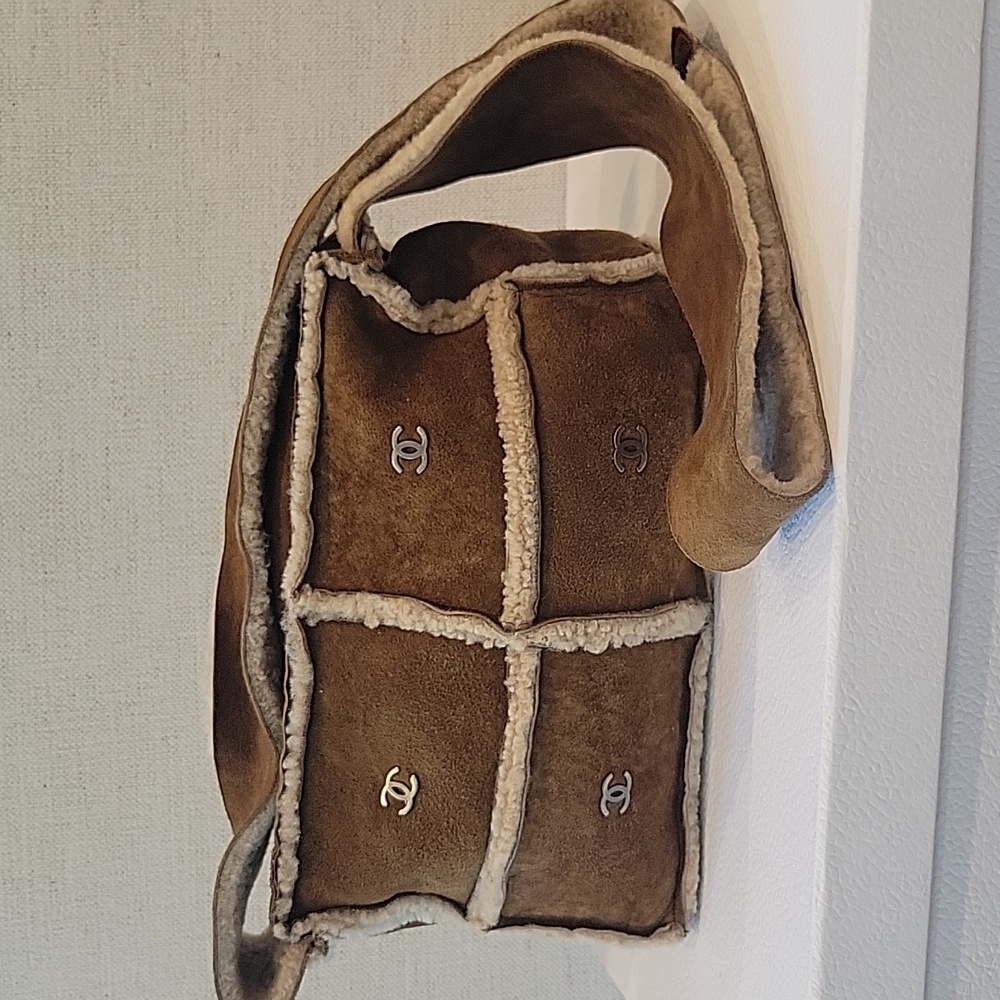 Chanel Leather & Sherpa Wool Shoulder Bag - Picture 2 of 14